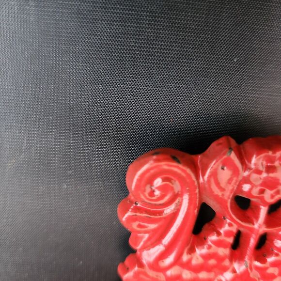 Cast Iron Eagle Grapes Mini Trivets Red Enamel Set 2 Virginia Metalcrafters Vtg - Picture 10 of 10